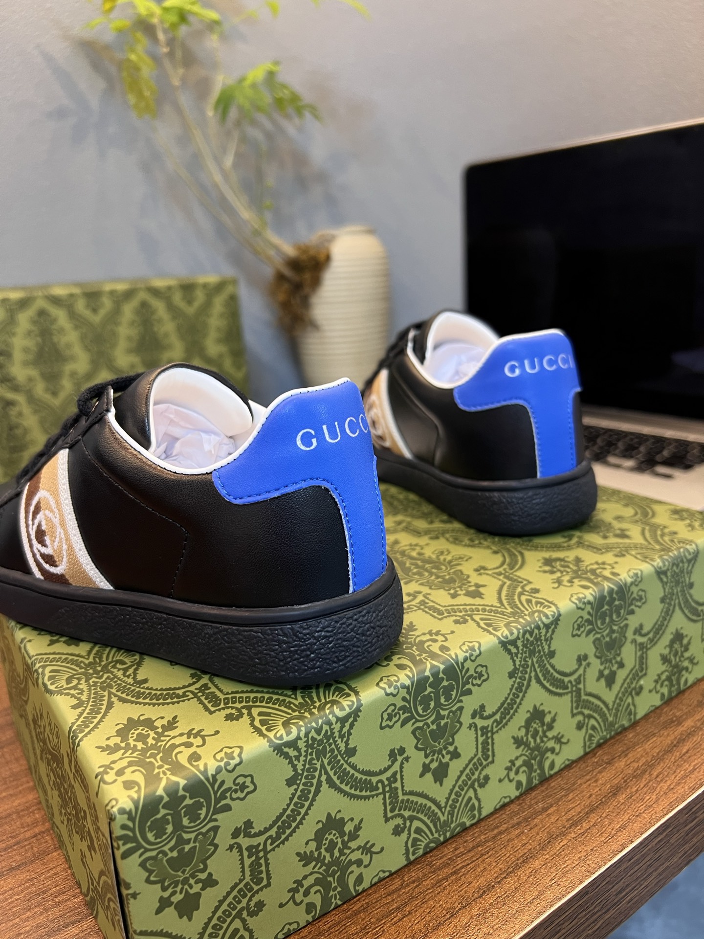 Children's shoes child
